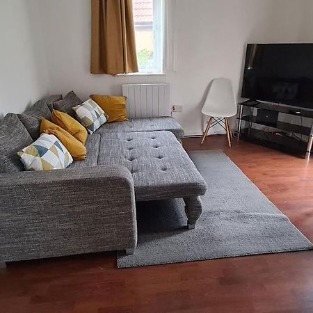 Private 2 Bed Flat Close To Excel & City Airport Лондон Экстерьер фото