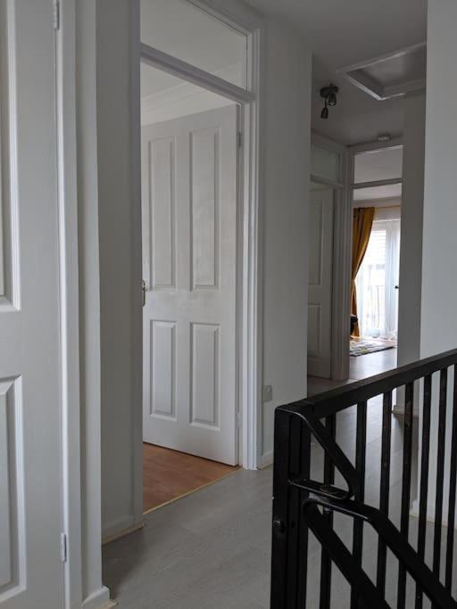 Private 2 Bed Flat Close To Excel & City Airport Лондон Экстерьер фото