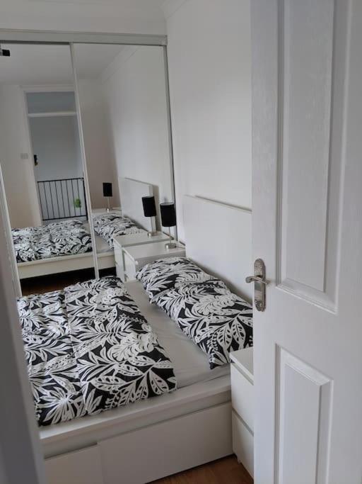 Private 2 Bed Flat Close To Excel & City Airport Лондон Экстерьер фото