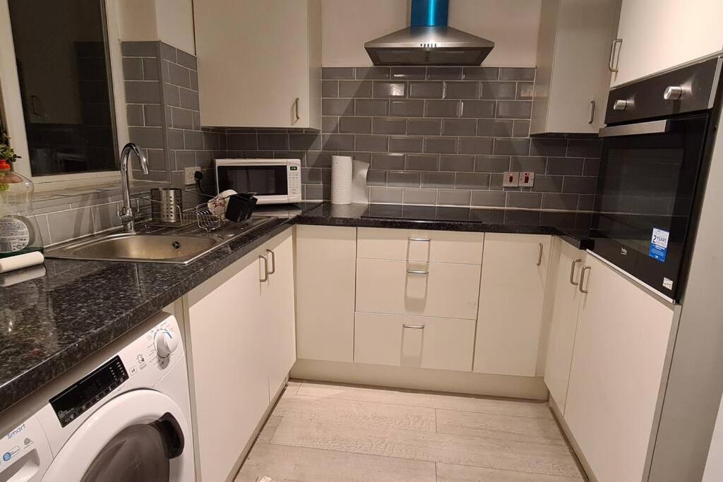 Private 2 Bed Flat Close To Excel & City Airport Лондон Экстерьер фото
