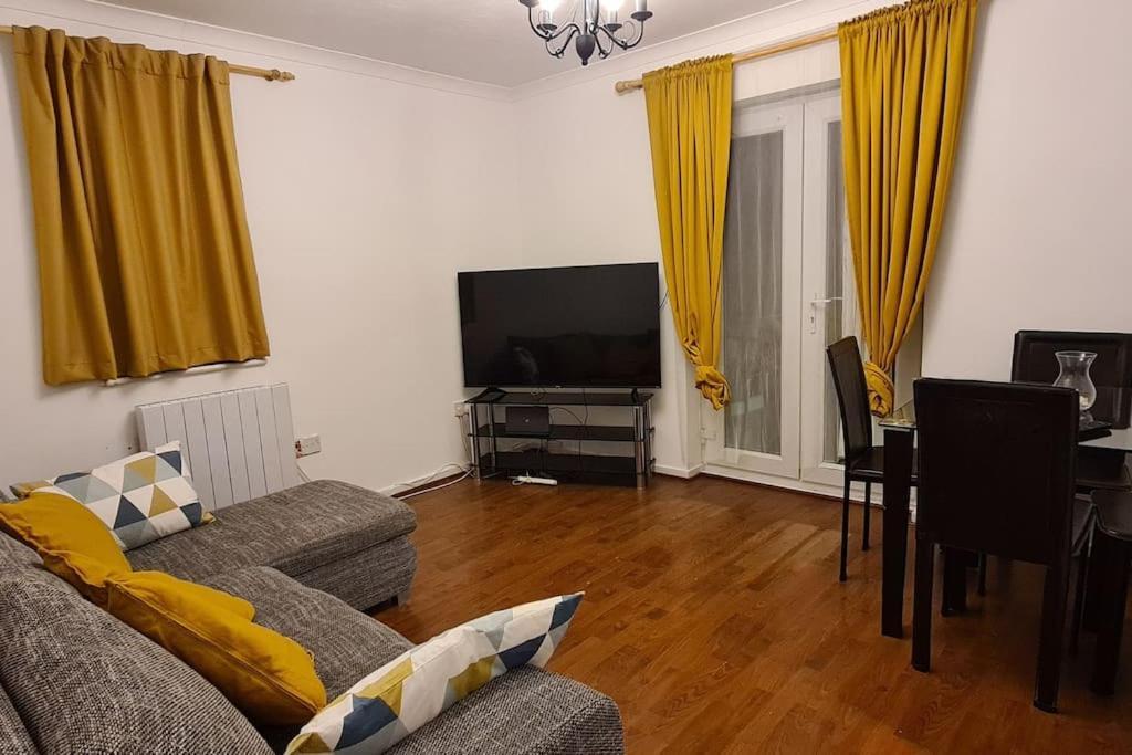 Private 2 Bed Flat Close To Excel & City Airport Лондон Экстерьер фото