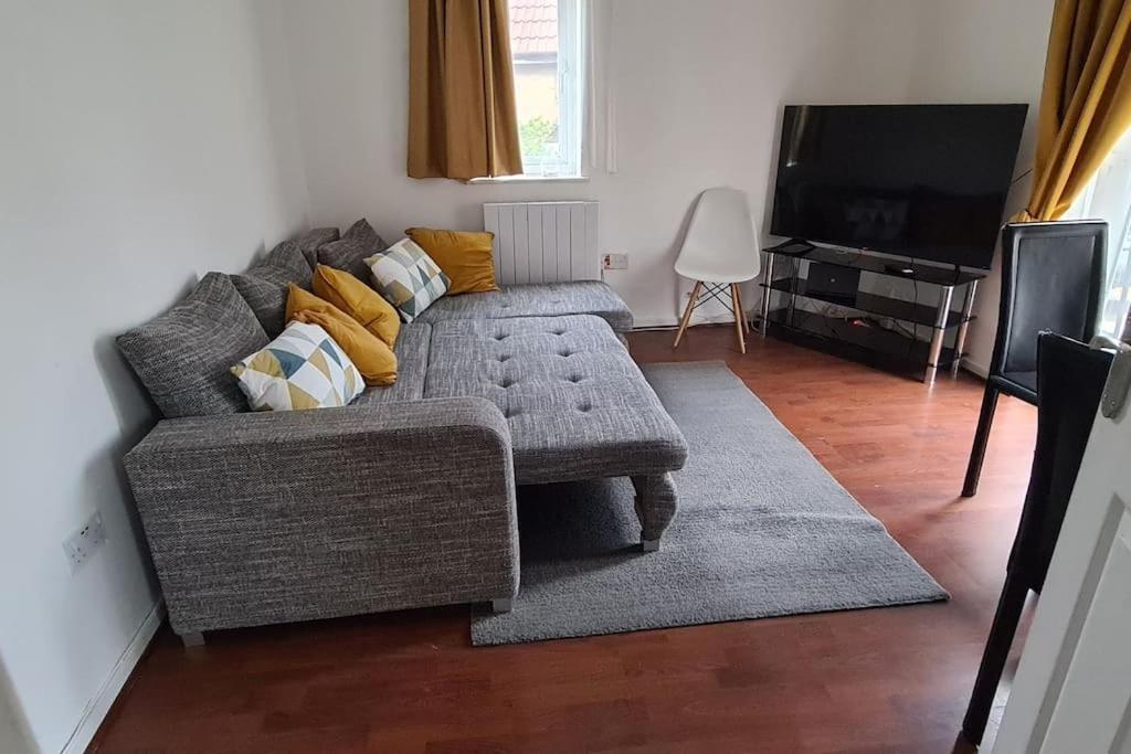 Private 2 Bed Flat Close To Excel & City Airport Лондон Экстерьер фото