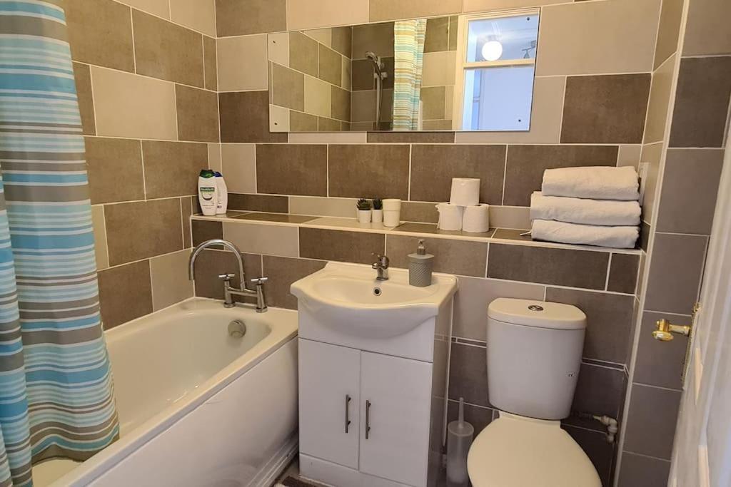 Private 2 Bed Flat Close To Excel & City Airport Лондон Экстерьер фото